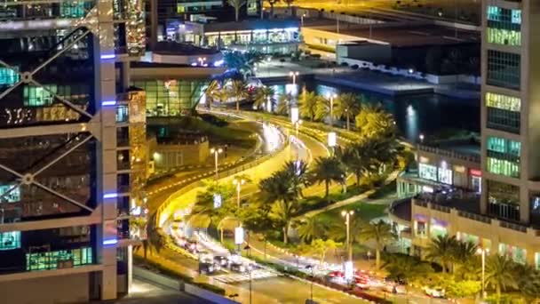 Edificios de Jumeirah Lakes Torres con tráfico en la carretera noche timelapse. — Vídeos de Stock