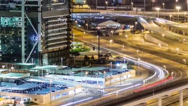 Byggnader av Jumeirah sjöar torn med trafik på väg natten timelapse. — Stockvideo
