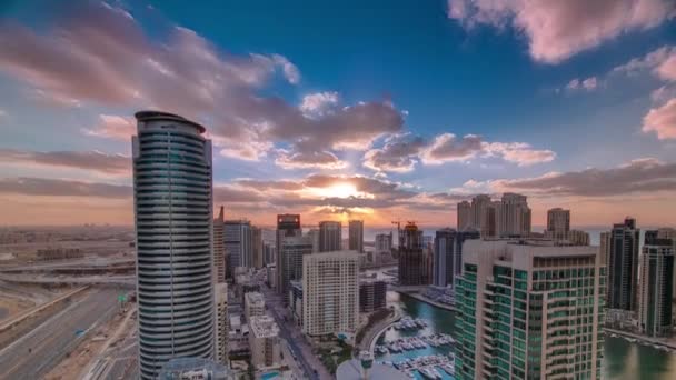 Rascacielos modernos y canal de agua con barcos de Dubai Marina al atardecer timelapse, Emiratos Árabes Unidos. — Vídeos de Stock