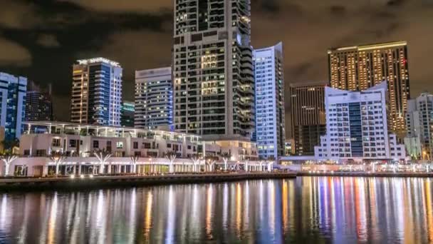 Tours et canal Marina de Dubaï dans la nuit de Dubaï timelapse — Video