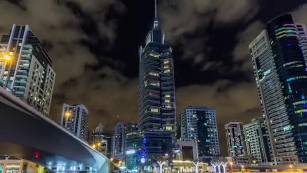 Dubai Marina wieże i kanał w Dubaju noc timelapse hiperlapse — Wideo stockowe