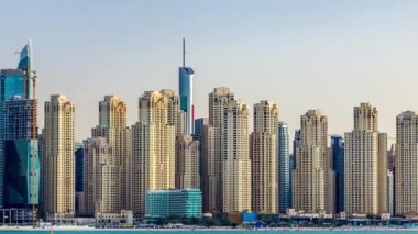 Jumeirah Plaj Konutu Palm Jumeirah 'dan deniz zaman ayarlı. Dubai, Birleşik Arap Emirlikleri