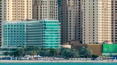 Jumeirah Plaj Konutu Palm Jumeirah 'dan deniz zaman ayarlı. Dubai, Birleşik Arap Emirlikleri
