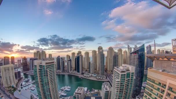 Arranha-céus modernos e canal de água com barcos de Dubai Marina ao pôr do sol e dia a noite timelapse, Emirados Árabes Unidos. — Vídeo de Stock