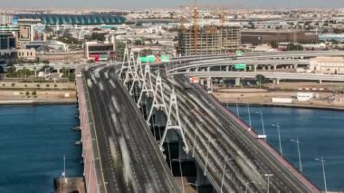 İş hangarı köprüyü geçiyor, 13 şeritli köprü, Dubai Deresi üzerinde.