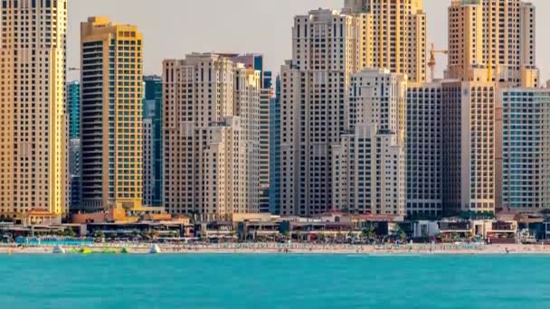 Jumeirah Beach Residence gezien vanaf de palm jumeirah met zee timelapse. Dubai, Verenigde Arabische Emiraten — Stockvideo