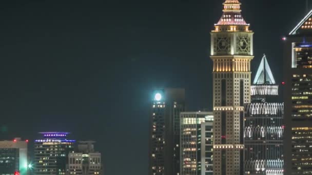 Dubai horizonte céntrico timelapse por la noche. Vista de la azotea de la carretera Sheikh Zayed con numerosas torres iluminadas. — Vídeo de stock