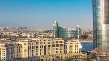 Business Bay yakınlarındaki modern kule Dubai nehri üzerindeki köprüden geçiyor.