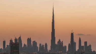 Şehir merkezinin silüeti Dubai 'de gün be gece..