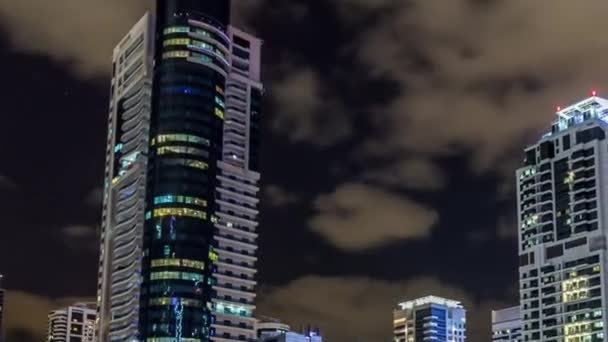 Dubai Marina wieże i kanał w Dubaju noc timelapse hiperlapse — Wideo stockowe