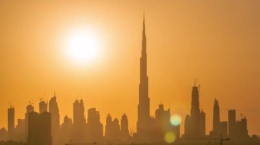 Akşam saatlerinde Dubai şehir merkezinin ufuk çizgisi ile gün batımı.