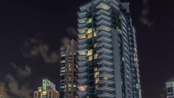 Dubai Marina torres y canal en Dubai noche timelapse hiperlapso — Vídeos de Stock