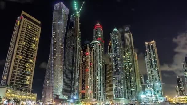두 바이의 마리나 가장 높은 타워가 야간 시간대에 가까이 서 있는 모습 — 비디오