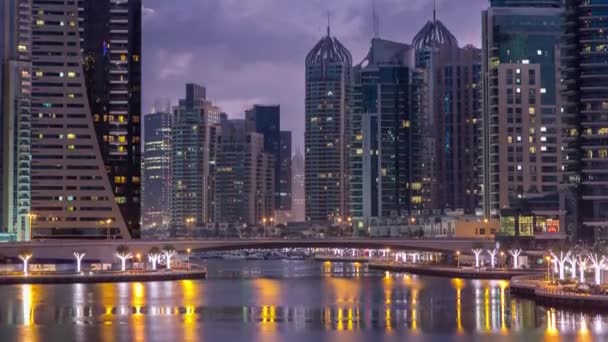 Dubai Marina torri e canale a Dubai notte per giorno timelapse — Video Stock