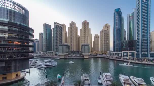Башта Дубая Марина і канал в Дубаї день у ніч — стокове відео