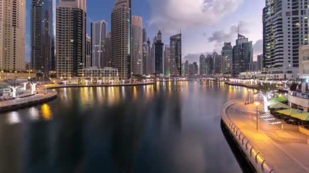 Dubai Marina torri e canale a Dubai notte per giorno timelapse — Video Stock