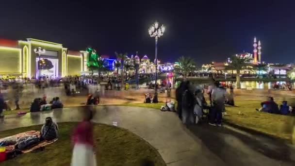 Główny plac w pobliżu wejścia do Global Village z tłumem timelapse w Dubaju, Zjednoczone Emiraty Arabskie — Wideo stockowe