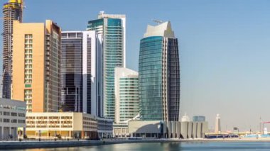 Gündüz vakti gökdelenli Dubais iş sahasının silueti