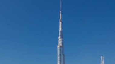 Gündüz vakti gökdelenli Dubais iş sahasının silueti