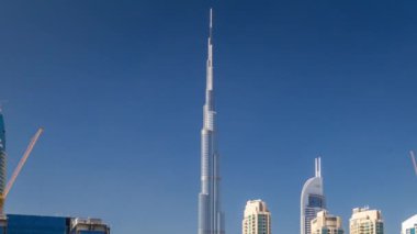 Gündüz vakti gökdelenli Dubais iş sahasının ufuk çizgisi.