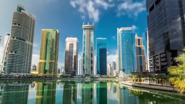 Edifici residenziali in Jumeirah Lake Towers timelapse hyperlapse a Dubai, Emirati Arabi Uniti. — Video Stock