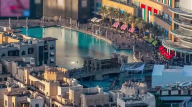 Şehir merkezinde ve Dubai, BAE 'de köprü zaman ayarlı insan yapımı bir gölde dans eden fıskiyelerle genel bakış..