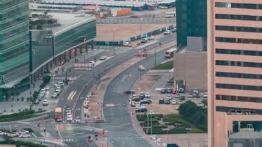 Dubai şehir merkezindeki yol manzarası gündüz trafiği ve iş sahası gökdelenleriyle dolu..