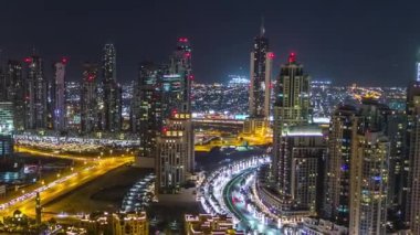 Gece vakti büyük, modern bir şehrin havadan görünüşü. İş Körfezi, Dubai, Birleşik Arap Emirlikleri.