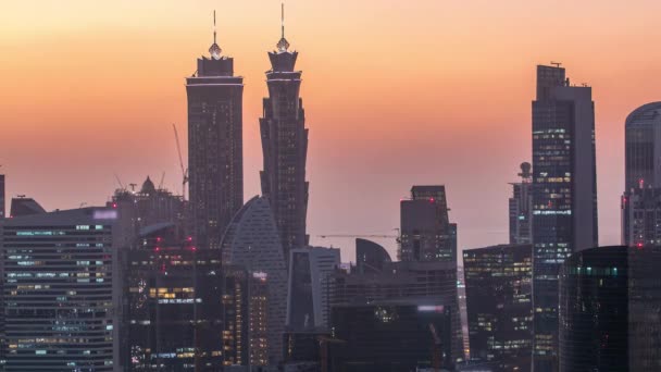 Вид с воздуха на большой современный город день и ночь. Бизнес-залив, Дубай, Объединенные Арабские Эмираты. — стоковое видео