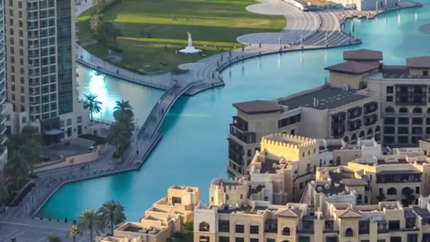 Blick von oben auf die Brücke über den künstlichen See in Dubai Downtown, Vereinigte Arabische Emirate. — Stockvideo