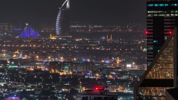 Vista aérea de uma grande cidade moderna à noite timelapse. Business Bay, Dubai, Emirados Árabes Unidos. — Vídeo de Stock