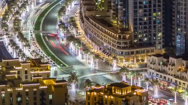 Vista superior de la carretera en el centro de Dubai timelapse con tráfico nocturno y rascacielos iluminados. — Vídeo de stock