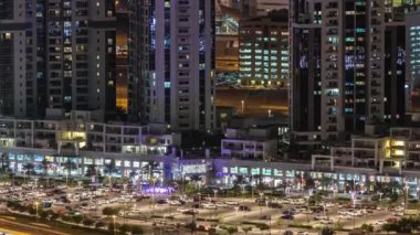 Gece vakti büyük, modern bir şehrin havadan görünüşü. İş Körfezi, Dubai, Birleşik Arap Emirlikleri.