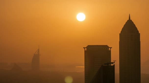 Légi felvétel egy nagy, modern városról naplemente időintervallummal. Business bay, Dubai, Egyesült Arab Emírségek. — Stock videók