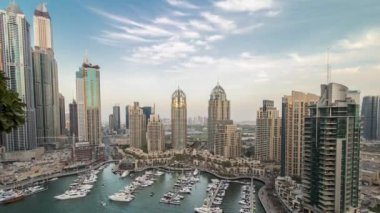 Dubai, BAE 'deki Dubai Marina' nın gündüz gece hava görüntüsü.