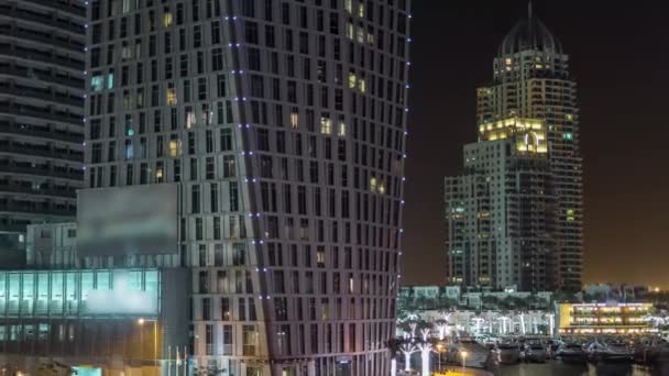 Променад и канал в Дубае Marina Timelapse ночью, ОАЭ. — стоковое видео