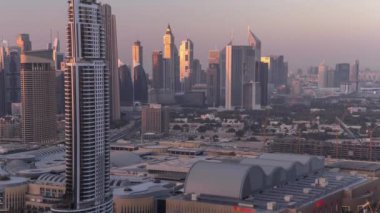 Dubai şehir merkezi ufuk çizgisinden gece saatine. Şeyh Zayed yolunun çatısı. Çok sayıda aydınlatma kulesi var..