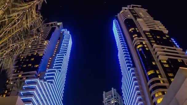 Promenade in Dubai Marina timelapse 's nachts, Verenigde Arabische Emiraten. — Stockvideo