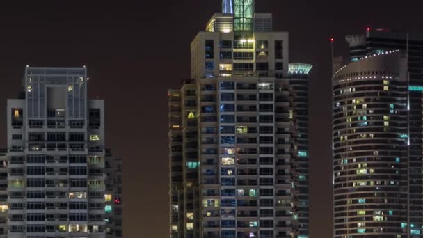 Promenada i kanał w Dubaju Marina timelapse nocą, Zjednoczone Emiraty Arabskie. — Wideo stockowe