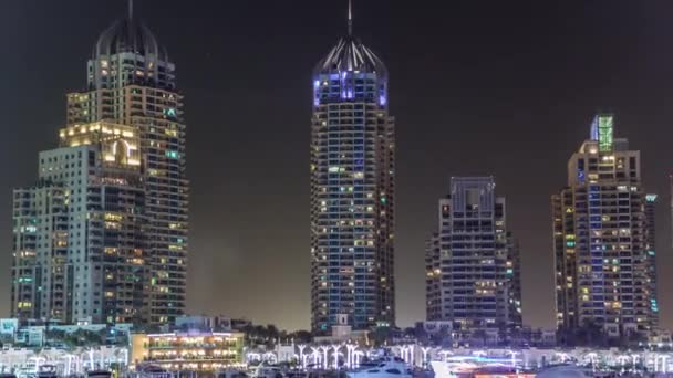 Paseo marítimo y canal en Dubai Marina timelapse por la noche, Emiratos Árabes Unidos. — Vídeo de stock