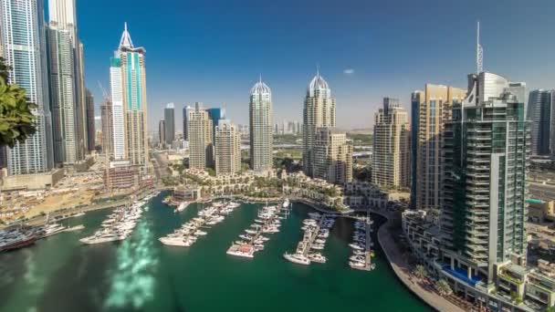 Luchtfoto timelapse van Dubai Marina op dag tijd in Dubai, Verenigde Arabische Emiraten — Stockvideo