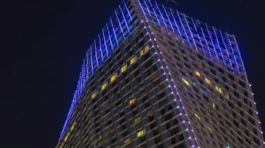 Dubai 'deki Dubai Marina kulelerinin gece görüş açısını kapatın.