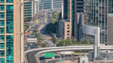 Gün içerisinde trafik timelapse ile bir otoyol kavşakta Dubai, BAE, havadan görünümü.