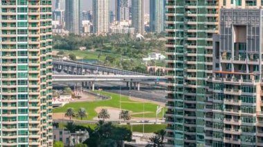 Golf sahası gündüz vakti Şeyh Zized yolunda trafik varken zaman ayarlı..