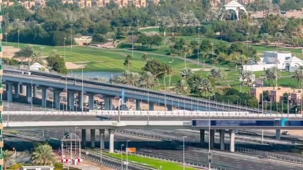 Γήπεδο γκολφ timelapse από την κορυφή κατά τη διάρκεια της ημέρας με την κυκλοφορία σε Sheikh Zayed δρόμο. — Αρχείο Βίντεο