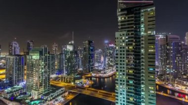 Dubai, BAE 'deki Dubai Marina' nın gece görüntüsü.