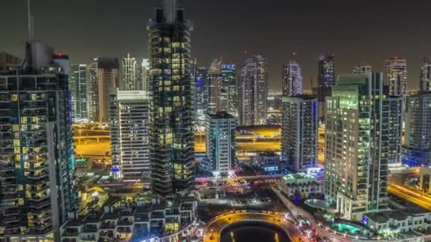 Luchtfoto top uitzicht 's nachts timelapse van Dubai Marina in Dubai, Verenigde Arabische Emiraten — Stockvideo