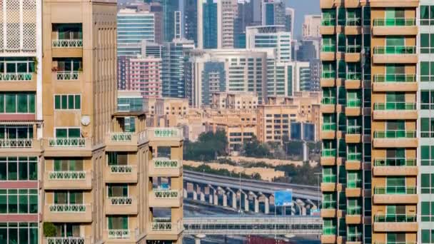 Campo de golf timelapse de la parte superior en el tiempo del día con el tráfico en sheikh zayed carretera. — Vídeo de stock