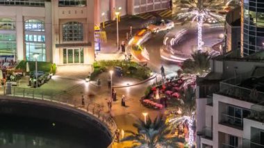 Dubai, BAE 'deki Dubai Marina' nın gece görüntüsü.