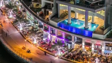 Dubai, BAE 'deki Dubai Marina' nın gece görüntüsü.